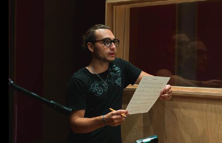 ES GUITARRISTA, COMPOSITOR, ARREGLADOR Y PRODUCTOR.