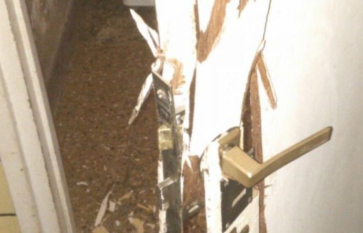 El propietario encontró una cerradura arrancada.