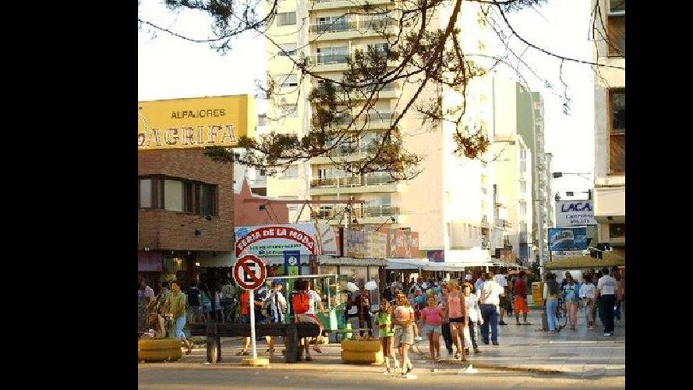 Se besó con su novio en un bar y lo echaron