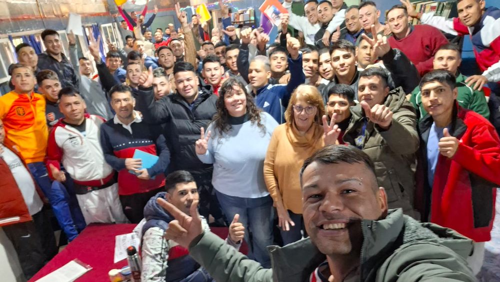 En un contexto de encierro en Lomas, ellos leen y escriben. Presentaron su primer libro. En un contexto de encierro en Lomas, ellos leen y escriben. Presentaron su primer libro.