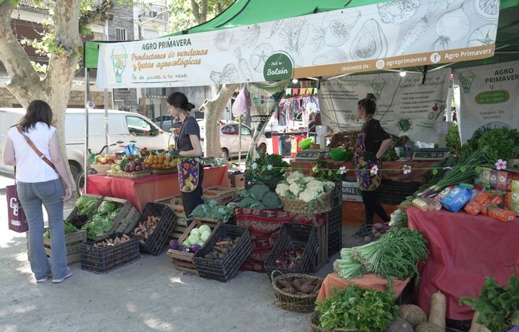 Productores locales autogestivos atienden a los vecinos en Banfield.