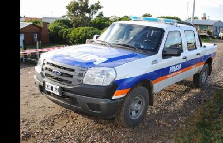 La policía apresó al hombre, a quien se le secuestró un cuchillo que se cree fue empleado en el ataque.