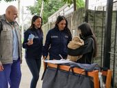 Visitaron los hogares de las mamás de Lomas para entregarles las cunitas.
