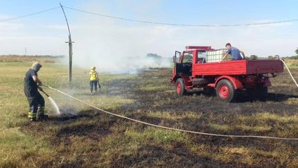 Hubo tres focos de incendio en el predio.