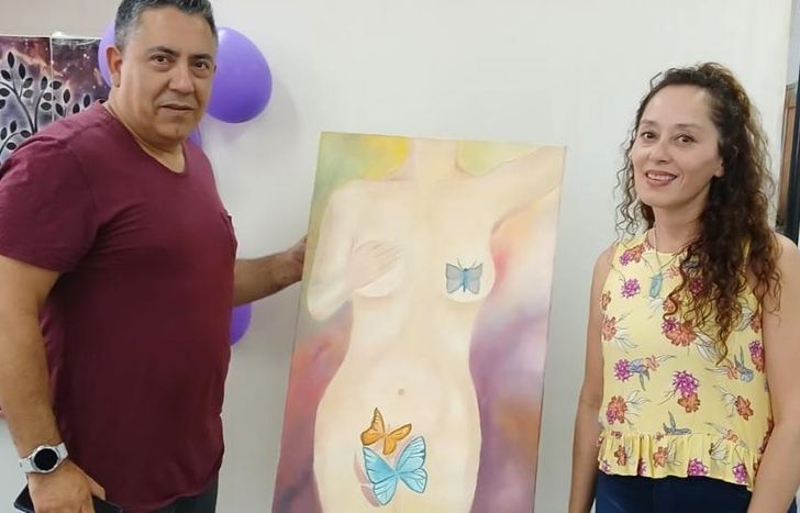 La artista Villar que está al frente del taller junto al director del Alende, Fabián Calzetta.