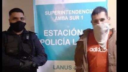 fue aprehendido cuando escapaba por el techo de su propia casa.