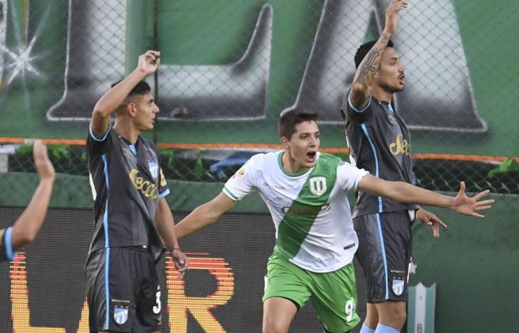 Cruz festeja el primero de sus goles al Decano.