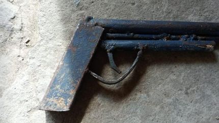 El arma tumbera que le incautaron al lomense detenido.