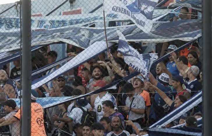 Hinchas de Lamadrid en Sarandí.