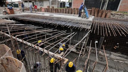 Edifican una planta con bombas hidráulicas y un canal de descarga.