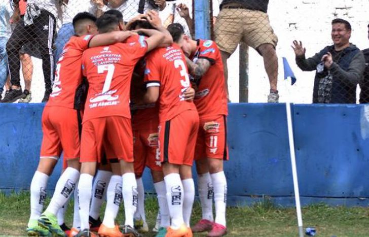 Claypole bajó a uno de los equipos animadores del torneo.