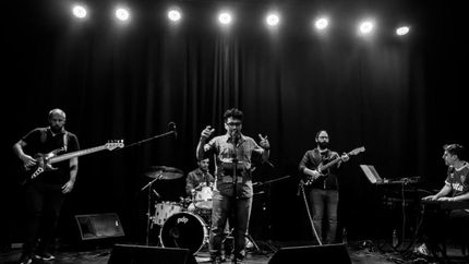 La banda recorre las canciones de Spinetta.