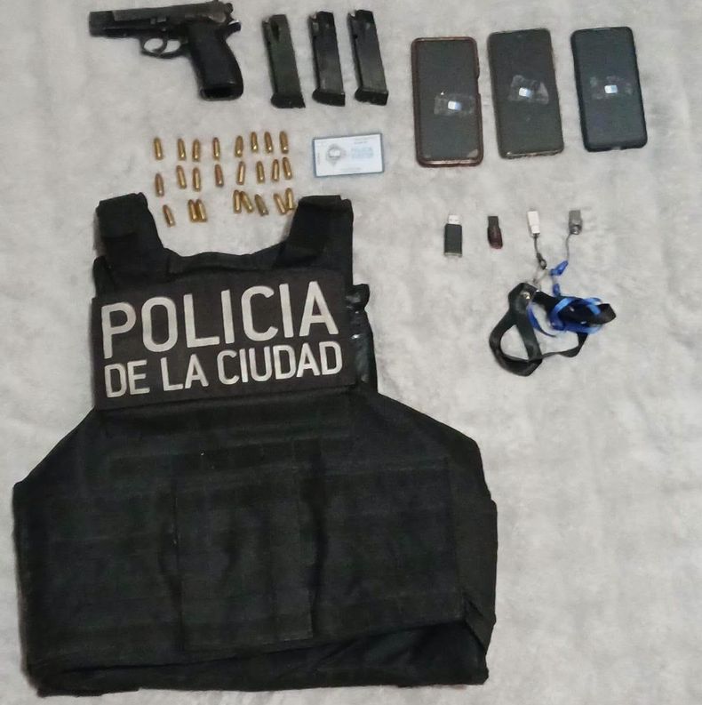 Elementos incautados a los polic&iacute;as en los allanamientos en Lomas de Zamora y Merlo.