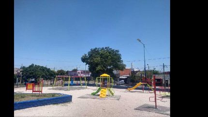 remodelaron la plaza santa marta con nuevos juegos y forestacion