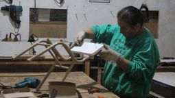 Ya arreglaron más de 7.500 sillas y mesas.