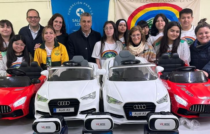 Los alumnos del Colegio Modelo Parque Barón junto a los integrantes de la Fundación para la Salud.