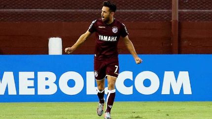 Lautaro Acosta está recuperado del desgarro y será titular el domingo.