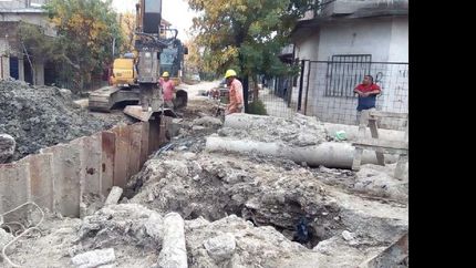 Sobre la calle Einstein, entre Epecuén y Gualeguay, las cuadrillas ya colocaron los caños que recolectarán el agua.