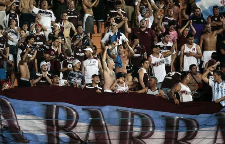 Un hincha de Lanús fue arrestado por hacer gestos racistas a sus pares brasileños.