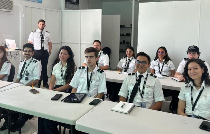 El lomense trabaja en una de las mejores escuelas de aviación de Miami.