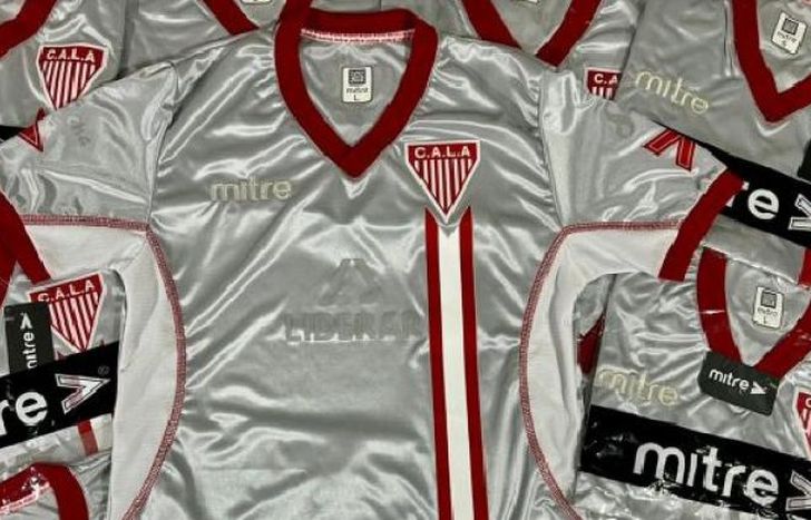 La primera tanda de 100 casacas ya se agotó.