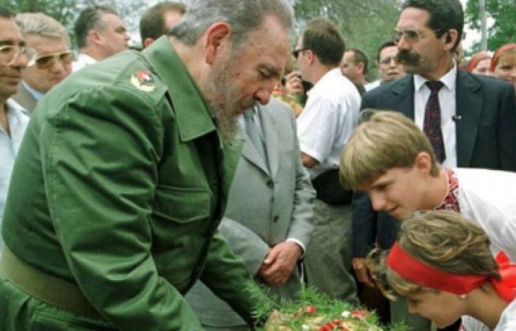 Fidel Castro con niños ucranianos.