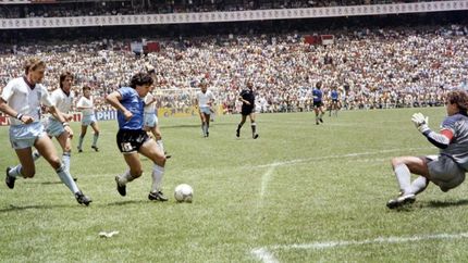 Diego gambeteó a los ingleses desde mitad de cancha e hizo un gol inolvidable.