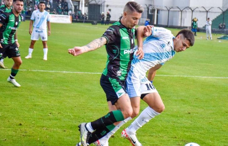 Mavilla intenta dominar la pelota.