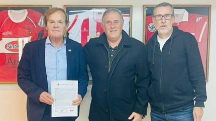 DAngelo, junto al presidente del club Osvaldo Fernández. DAngelo, junto al presidente del club Osvaldo Fernández.