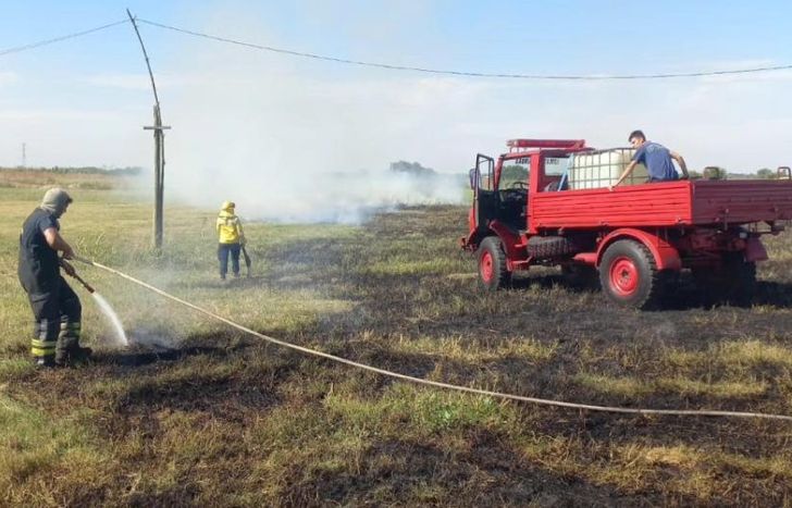 Hubo tres focos de incendio en el predio.