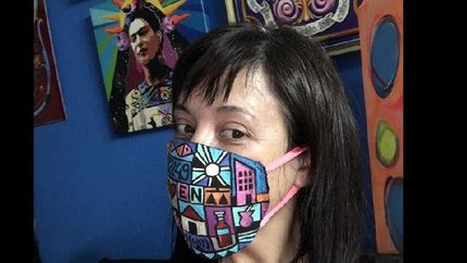 le pone onda a la cuarentena: una lomense fabrica e interviene barbijos con arte