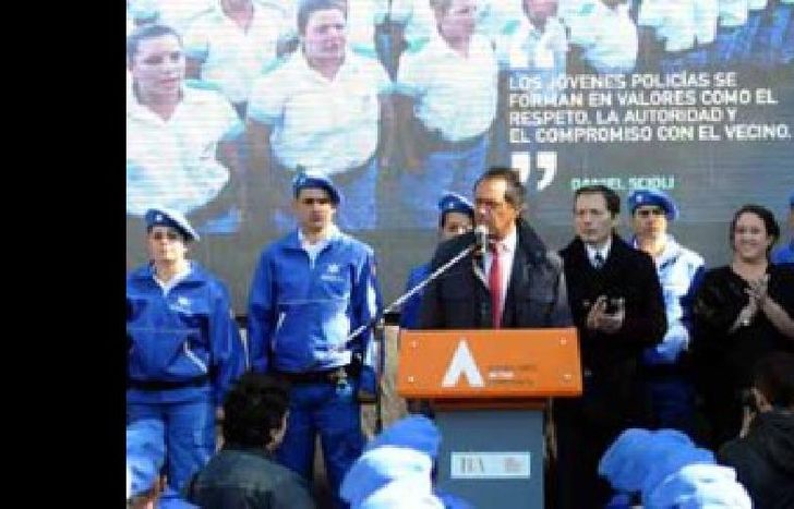 Esteban Echeverría, 06/05/2015. El gobernador Daniel Scioli encabezó hoy el acto de egreso de 297 efectivos de la Policía Local de Esteban Echeverría, y pidió a la nueva fuerza que trabaje con mucha autoridad, y sin autoritarismo, con mucha sensibilidad social, respetando el Estado de derechos, y las garantías constitucionales para que se sientan honrados y orgullosos. Prensa Gobernación