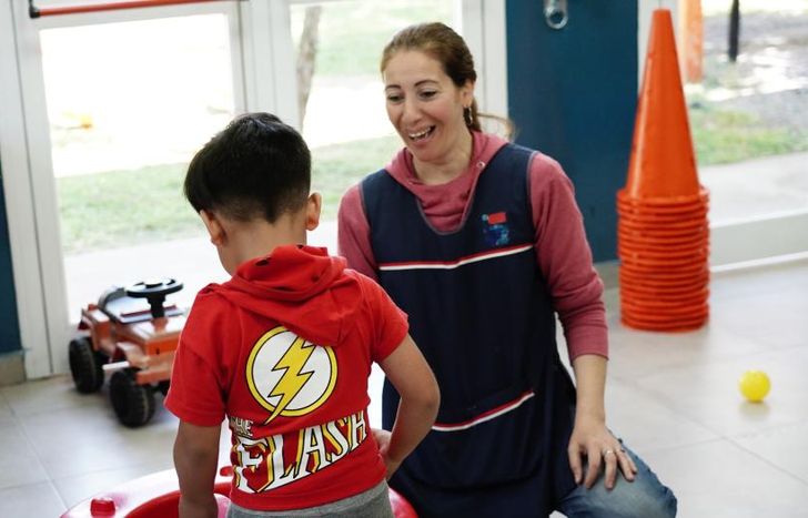 Organizan propuestas educativas, recreativas y deportivas.