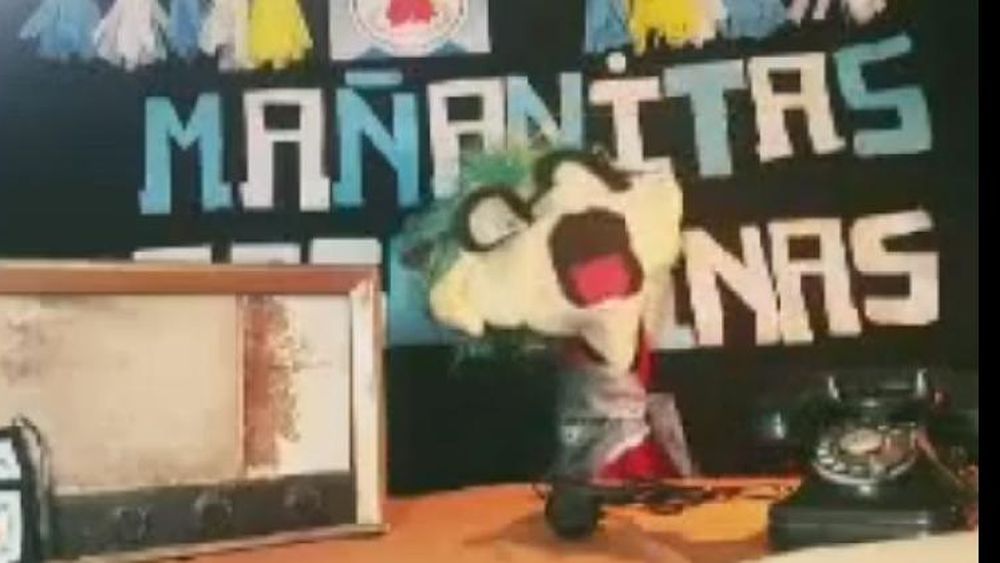 Simularon un programa de radio y participaron todos los alumnos.