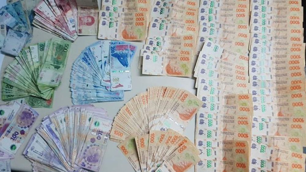 Detienen a una mujer con un ladrillo compactado de droga y casi $160 mil