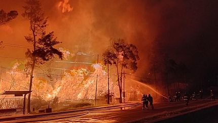 Un depósito quedó destruido por el feroz incendio.