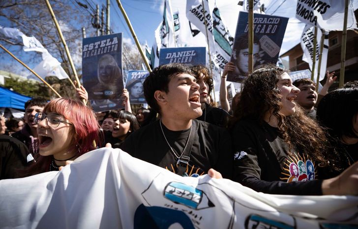 Más de 2 mil jóvenes marcharon por las calles de Lomas.