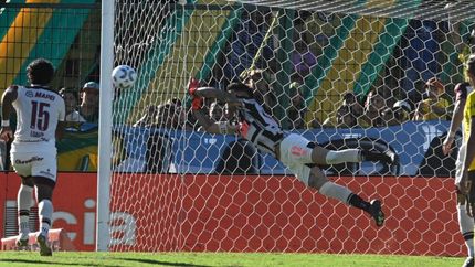 Acosta desvía el tiro libre de Fernández. Acosta desvía el tiro libre de Fernández.