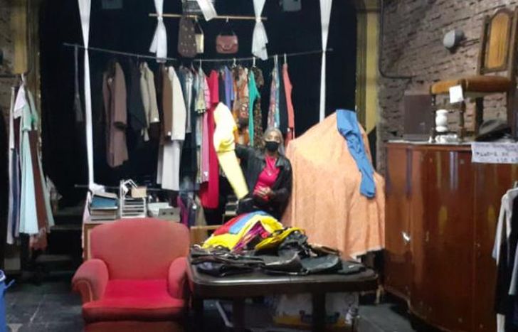 Las prendas en la sala principal, a la espera de ser vendidas.