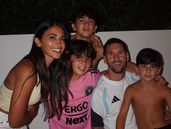 Antonela Roccuzzo y Lionel Messi, en familia.&nbsp;
