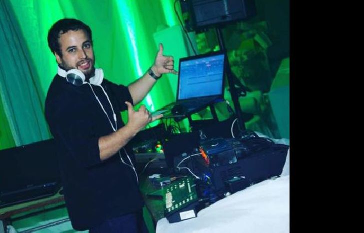 Se dedica a realizar sonido e iluminación en fiestas privadas.