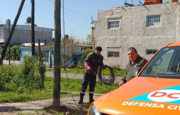 Defensa Civil trabajó en el lugar después de que el camión arrastrara los cables.