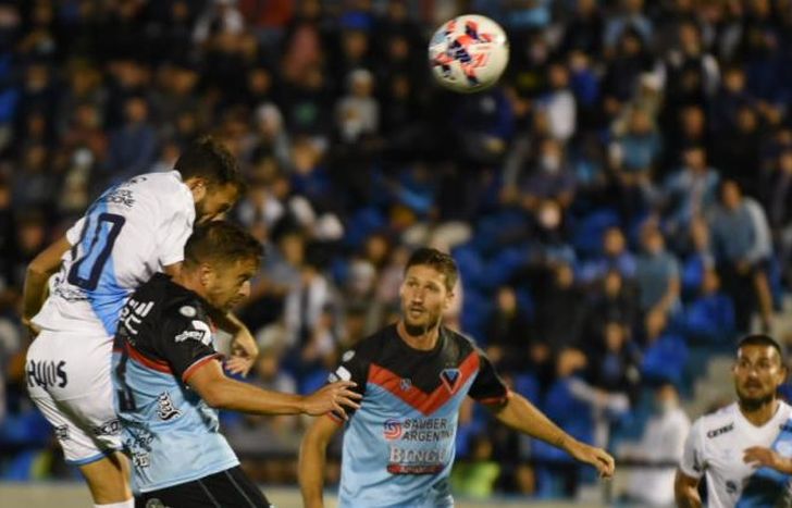 Cabezazo de Allione al travesaño en la primera del partido.