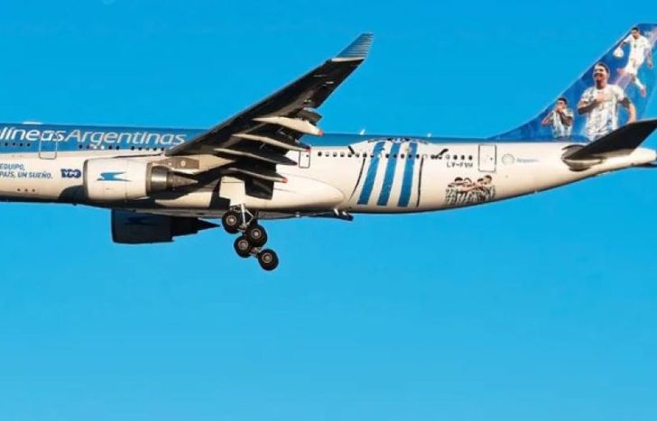 El avión con los colores y los jugadores en sus chapas.