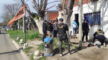 El personal de Drogas Ilícitas de Lomas irrumpió en el lugar en la tarde del martes.