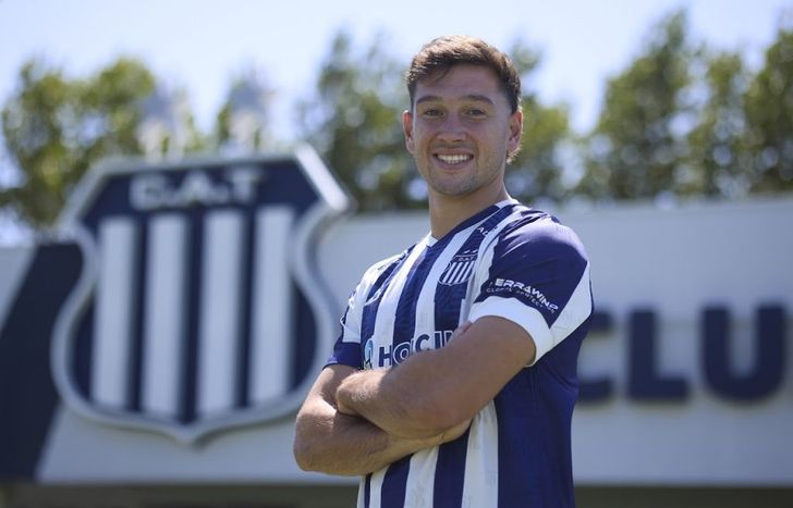 Martín Río dejó Banfield y ya posó con la camiseta de Talleres.