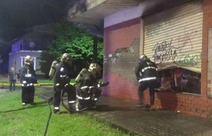 Los bomberos tuvieron que forzar las persianas del local.