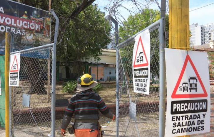 La plazoleta de Banfield Oeste está vallada por las obras.