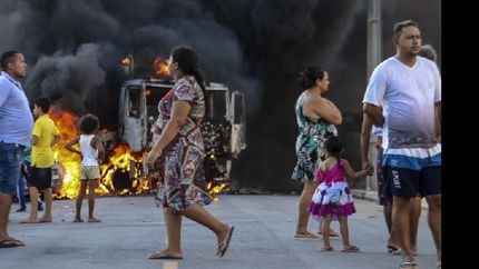 En Caucaia, un grupo de delincuentes incendió un camión que transportaba unos dos mil pollos vivos.