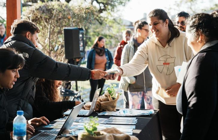 Últimas entregas de semillas para armar huertas en las casas.